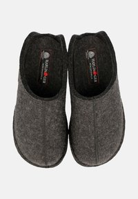 Grå filtsandaler med rund tå og minimal sømdetaljering. Indersiden har blødt foer og et label bagpå.