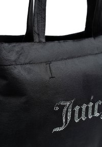 Svart satin tote bag med två handtag som har silverfärgade rhinestones med text. Ytan är slät med en subtil lyster.