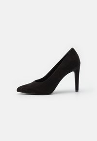 Schwarzer Wildlederschuh für Frauen mit hohem Absatz, spitz zulaufender Zehenpartie und schmalem Stiletto-Absatz, seitlich auf weißem Hintergrund dargestellt.