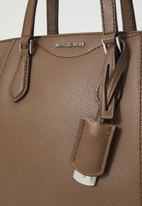 MICHAEL Michael Kors TARYN TOTE XBODY - Kézitáska - driftwood