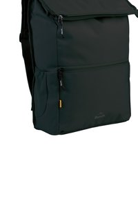 Donkergroen stoffen rugzak met een oprolontwerp, ritszakken en logo-details. Beschikt over verstelbare schouderbanden en een gestructureerde zijkant.