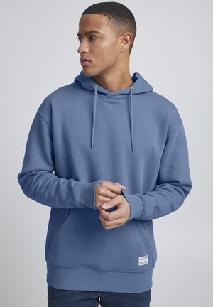 Sudadera azul hecha de un tejido suave; cuenta con un bolsillo canguro, capucha con cordón ajustable y puños acanalados. Marca mínima en el dobladillo.