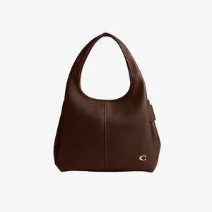 Ruskea nahkainen olkalaukku pyöreällä kahvalla ja kullanvärisellä logokoristeella etuosan alareunassa.