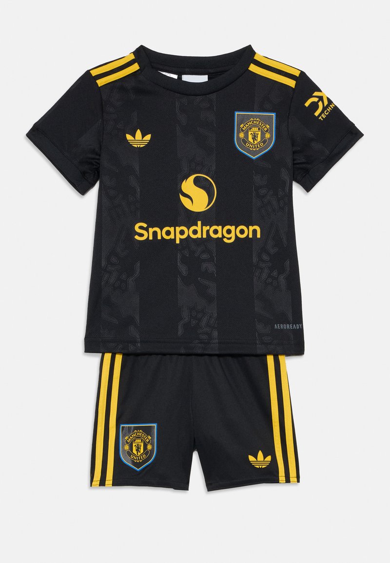 „Manchester United“ jaunimo futbolo apranga su juodais ir geltonais dryžiais marškinėliais ir šortais, kuriuose yra „Snapdragon“ rėmėjo ir „Adidas“ logotipai.