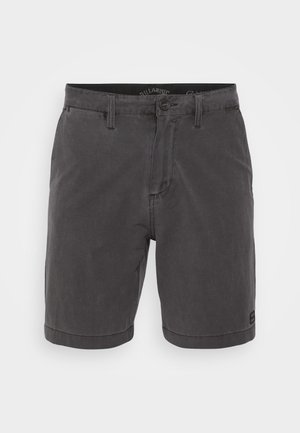 Grå bomuldsshorts med knaplukning, fire lommer og et vævet mærke på kanten, med lige pasform og glat tekstur.