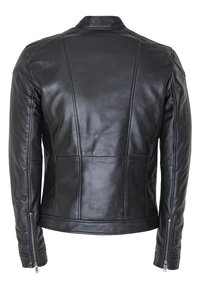 Chaqueta de cuero negra con un diseño ajustado, que presenta un cuello tipo banda, costuras decorativas y puños con cremallera para mejorar el estilo y la funcionalidad.