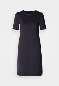 Robe bleu marine à manches courtes, encolure ronde et deux poches latérales. Tissu doux et lisse avec une coupe décontractée et un design longueur genoux.