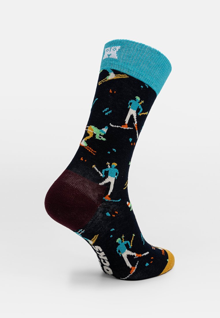 Marineblauer Socken mit türkisfarbenem Bund, braunem Absatz und gelber Zehenkappe, verziert mit bunten Illustrationen von Skifahrern in verschiedenen Posen.