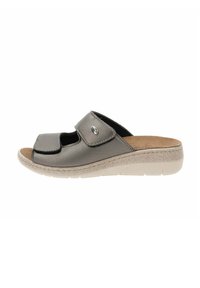 Sandal in pelle grigia con cinturino regolabile in Velcro, design con punta aperta, soletta imbottita e suola in gomma chiara texturizzata.