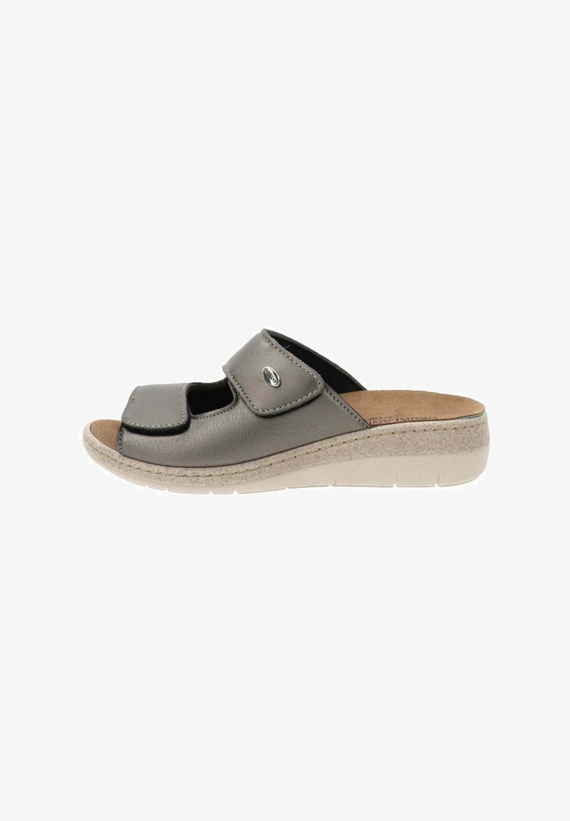 Chausson en cuir gris avec lanière Velcro ajustable, design à bout ouvert, semelle intérieure rembourrée et semelle en caoutchouc clair texturé.