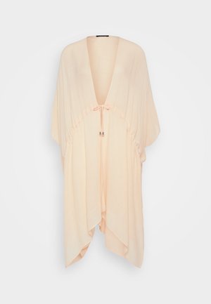 Pokrovni kimono v breskevni barvi, lahka tkanina, V-izrez, pas na vrvico, široki rokavi, gladka tekstura in sproščen silhueta.