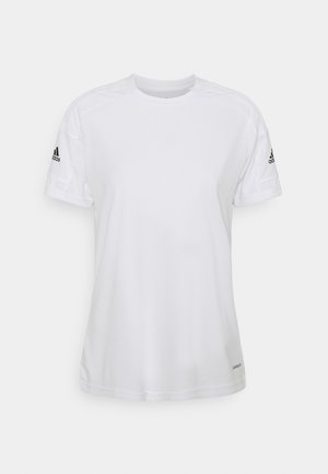 Prosty biały t-shirt Adidas z krótkim rękawem, czarnym logo na obu rękawach, okrągłym dekoltem i małym napisem blisko dolnego brzegu.