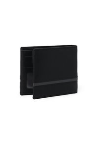 Czarny dwuczęściowy portfel wykonany z gładkiej skóry, z wieloma miejscami na karty, poziomym paskiem jako akcentem oraz eleganckim, minimalistycznym designem.