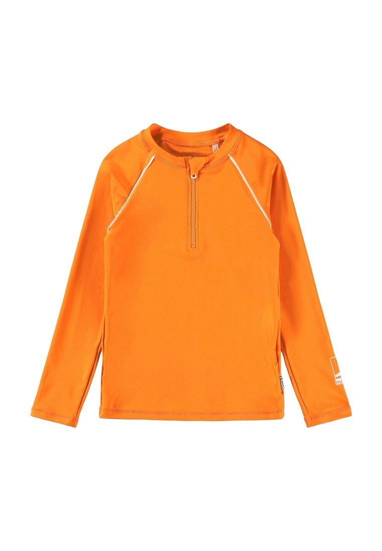 Rash guard de manga larga, de color naranja brillante, con un cierre de media cremallera en el frente y costuras de acento blancas. Hecho de una tela liviana y de secado rápido.