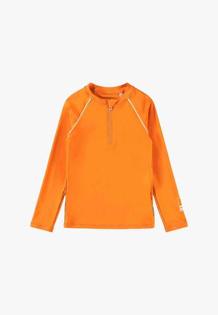 Rash guard de manga larga, de color naranja brillante, con un cierre de media cremallera en el frente y costuras de acento blancas. Hecho de una tela liviana y de secado rápido.