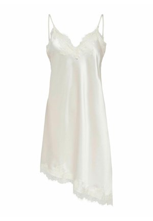 Biała satynowa sukienka na ramiączkach z koronkową lamówką, asymetrycznym dołem i cienkimi ramiączkami, prezentowana na jednolitym tle.