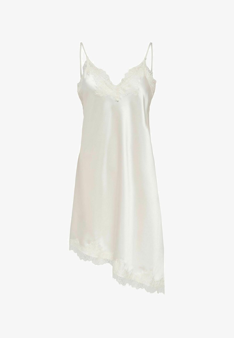 Robe nuisette en satin blanc avec bordure en dentelle, ourlet asymétrique et fines bretelles spaghetti, présentée sur un fond uni.