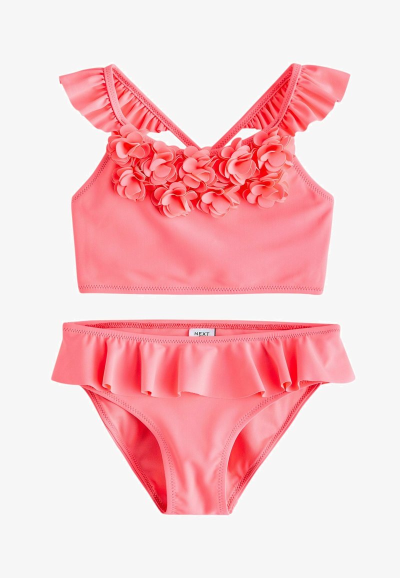 Bikini i två delar i klar rosa. Toppen har volangiga axelband och blommiga detaljer; botten har en volangmidja. Slätt, elastiskt material.