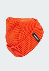 Beanie lavorato a maglia arancione con un design a costine. Presenta un'etichetta nera con il logo "TERREX" sul lato. Forma calda e aderente.