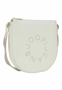Borsa a tracolla in ecopelle bianca con forma semiscendente, caratterizzata da un design con lettering forato e una tracolla beige regolabile. Dettagli della zip dorati.