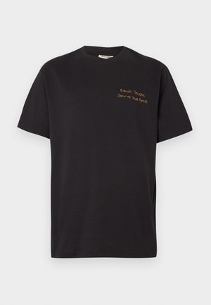 Schwarzes Baumwoll-T-Shirt mit kurzen Ärmeln, versehen mit orange gesticktem Text: "Genug geredet, zeig mir deine Playlist" auf der Brust.
