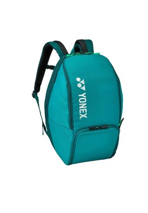 Sac à dos vert sarcelle Yonex avec bretelles rembourrées, logo vertical et plusieurs compartiments zippés, conçu pour une utilisation sportive ou décontractée.