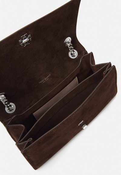 Geantă de mână din suede maroniu cu accesorii din argint, două compartimente interioare și închidere tip snap. Include un logo subtil pe căptușeală.