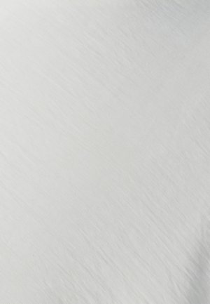 Tela blanca con una superficie suave y textura, que presenta arrugas sutiles y un color uniforme. Adecuada para diversas aplicaciones textiles.