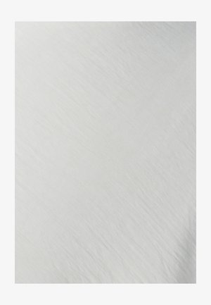 Tela blanca con una superficie suave y textura, que presenta arrugas sutiles y un color uniforme. Adecuada para diversas aplicaciones textiles.