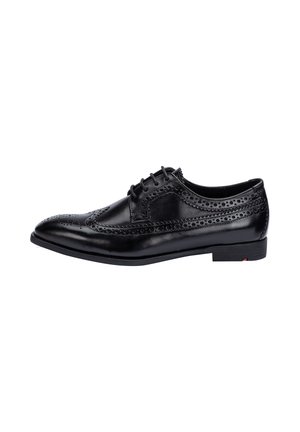 Schwarzer Herren-Lederschuh im Flügelkappen-Brogue-Stil mit perforierten Details und schwarzen Schnürsenkeln, von der Außenseite gesehen.