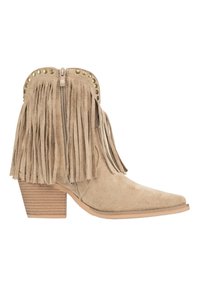 Tankleurige suède enkellaars met franjes, een afgeronde neus en een lage, gestapelde hak. Voorzien van een rits en decoratieve messing studs aan de bovenkant.