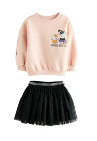 Roze sweatshirt met cartoonfiguren en de tekst "Peppa's Boo Crew". Zwarte tule rok met geplooide textuur en glanzende tailleband.