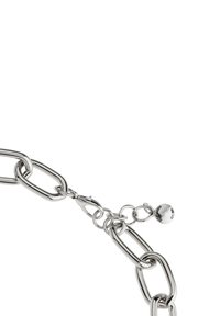 Silberne Metallkette Armband mit länglichen Gliedern, einem Karabinerhaken und einem kleinen runden Anhänger, der mit "Established 1987" geprägt ist.