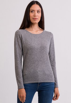 Grau langärmliger Pullover aus weichem Stoff mit rundem Halsausschnitt und gleichmäßiger Textur, kombiniert mit dunkelblauen Jeans.