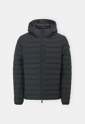 Giacca a vento nera con cappuccio, design trapuntato, chiusura a zip completa e tasca sul petto con zip; texture liscia e aspetto leggero.