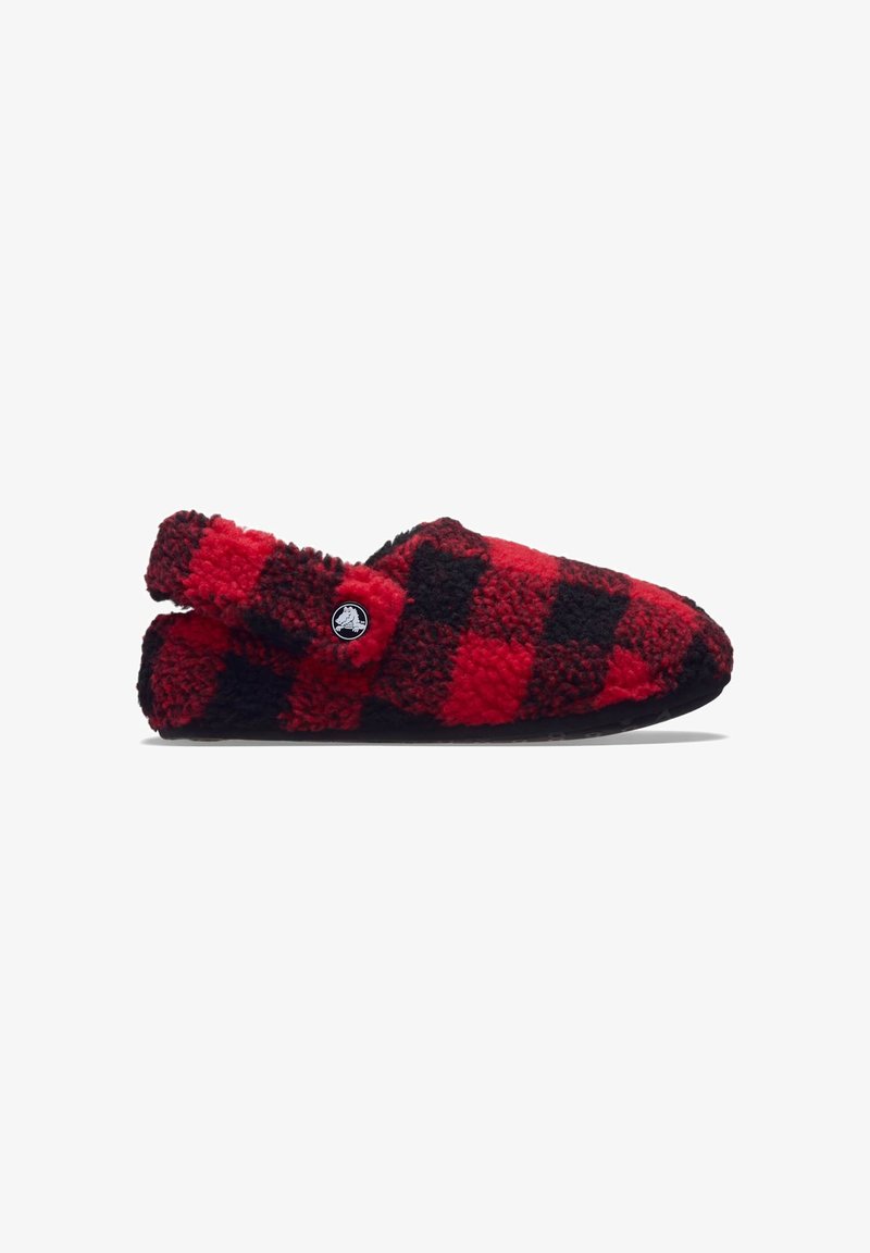 Rode en zwarte geruite slippers met een pluche, fuzzy textuur en een zwarte zool, met een klein logo aan de zijkant. Ontwerp met open achterkant.