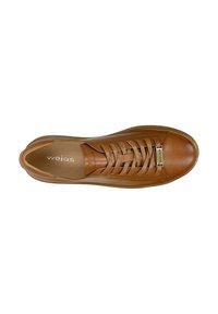 Sneaker in pelle marrone con una finitura liscia, punta rotonda e design con lacci. Presenta una soletta con marchio e occhielli integrati.