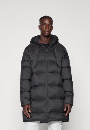 Schwarze Steppjacke mit Kapuze, mit einem Reißverschluss vorne, gestepptem Muster und zwei Reißverschlusstaschen auf der Brust. Glatte Textur und lange Ärmel.