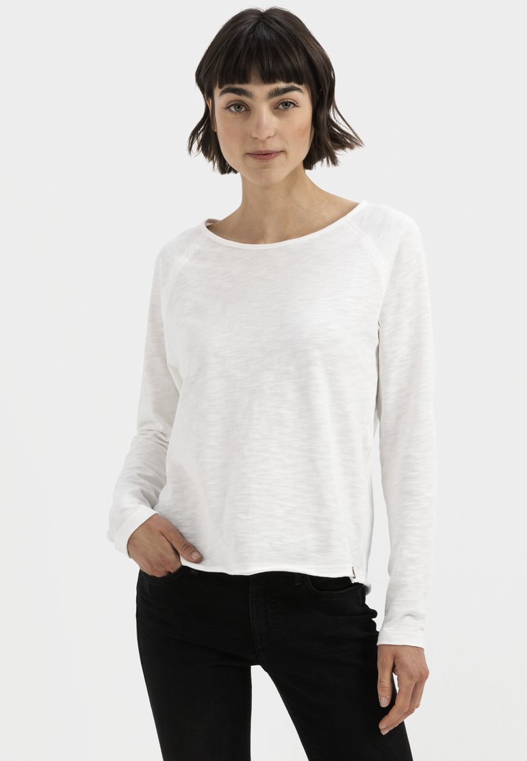 Witte langmouwen shirt met een zachte, gestructureerde afwerking en ronde halslijn, met raglanmouwen en een licht gebogen zoom.