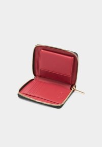 Portefeuille noir compact avec intérieur rouge, fermeture éclair dorée, plusieurs emplacements pour cartes et une poche pour pièces, ouvert sur un fond blanc.