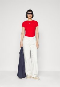 Tommy Jeans SLIM BADGE TEE - Jednoduché tričko - deep crimson