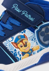 Modré syntetické tenisky s barevným designem "Paw Patrol", obrázkem postavy a texturovanou gumovou podrážkou se vzorem otisku tlapky.