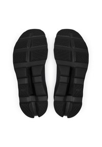 Schwarze Sportschuhsohlen mit strukturierten Grip-Mustern und Rillen, ausgestattet mit einer verstärkten Zwischensohle für Unterstützung. Flache und rechteckige Form.