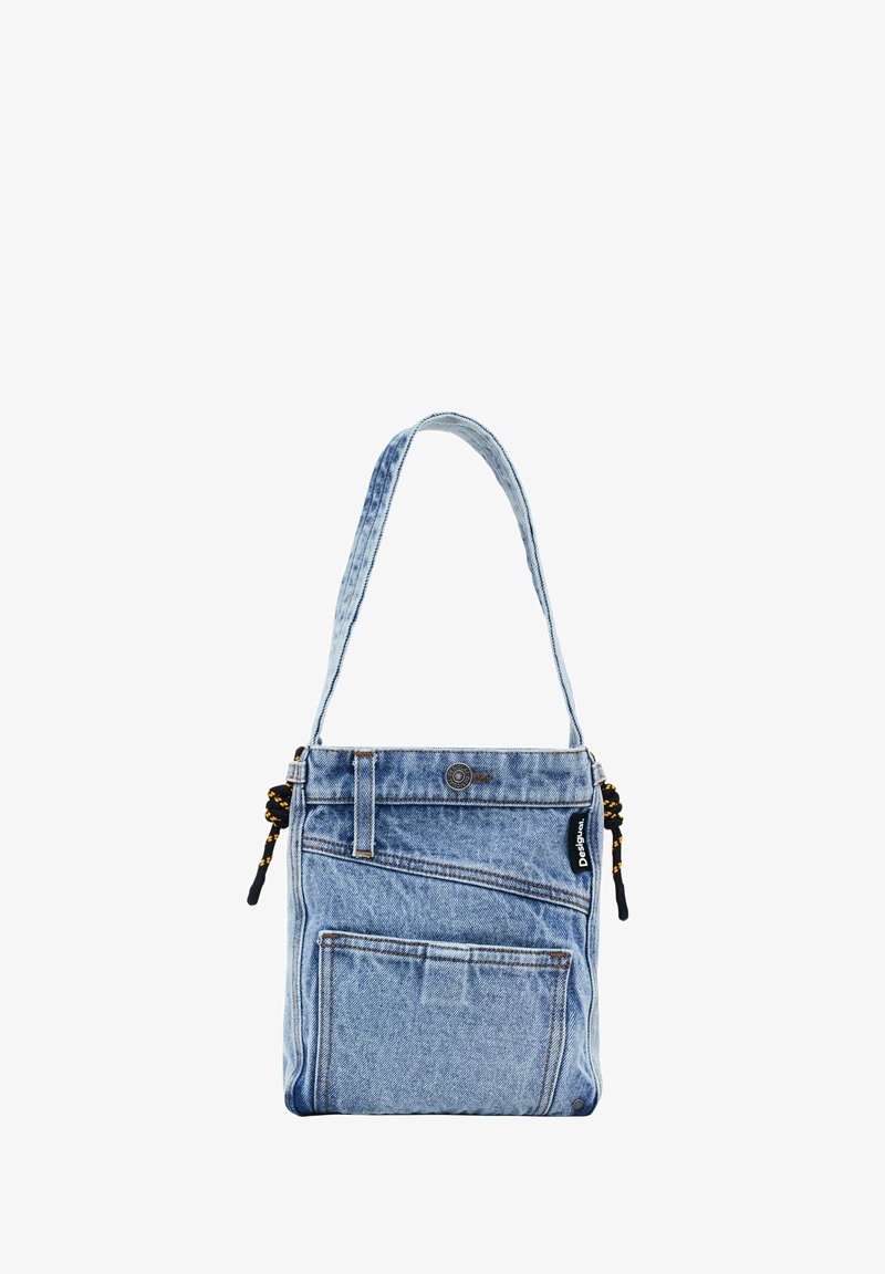 Denim Schultertasche mit einem Hauptfach, einer Fronttasche und verstellbarem Tragegurt. Hellblaue Farbe mit orangefarbenen Nähten und schwarzen Akzenten.