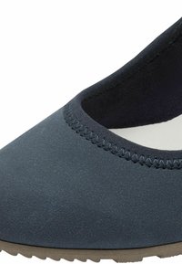 Sötétkék, sima matt felületű, slip-on cipő, lekerekített orral, elasztikus szegéllyel és bézs gumitalppal. Varrott részletek a szegélynél.