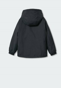 Sort, letvægtsjakke med hætte, der har elastiske manchetter og en afslappet pasform. Glat, krølfri stof. Bageste udsigt.