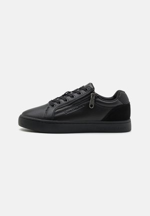 Czarny niski skórzany sneaker z bocznym zamkiem błyskawicznym, czarnymi sznurówkami, teksturowanymi detalami i subtelnym brandingiem na podeszwie i bocznym panelu.
