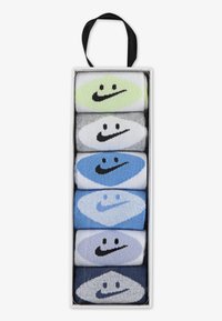 Κάλτσες Nike σε κουτί δώρου, που περιλαμβάνει 7 ζευγάρια σε χρώματα: πράσινο, γκρι, λευκό, μπλε και ναυτικό. Κάθε ζευγάρι έχει σχεδιασμό με χαμογελαστό λογότυπο.