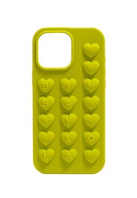 Funda de teléfono de silicona amarilla brillante con formas de corazones en relieve y las letras B, I, M, B, A, Y, L, O, L, A en un patrón de cuadrícula.