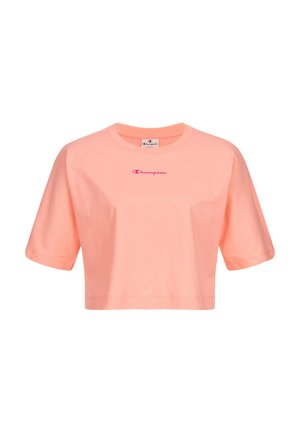 Koralfarvet cropped T-shirt med korte ærmer og et lille pink Champion-logo foran i midten under halsudskæringen.